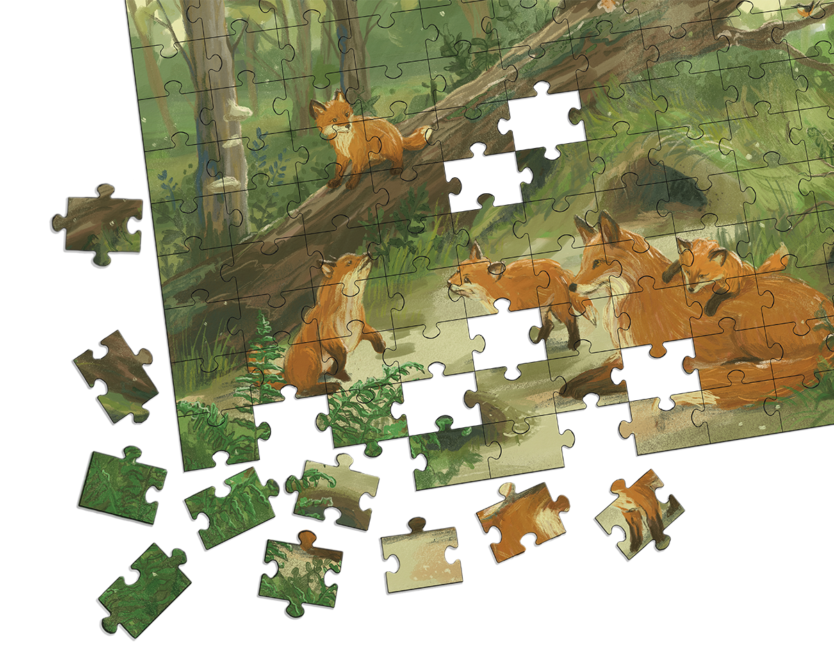 Puzzle dla dzieci i seniorów, z motywem przyrody, lasu, leśnymi zwierzętami. Młode lisy i lisica na ilustracji, w tle las, drzewa, nora, huby na drzewach, paprocie.