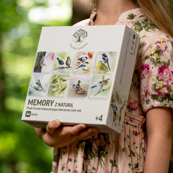 Gra memory, 64 karty z polskimi ptakami, licznie występującymi i osiadłymi. Na ilustracji między innymi kowalik zwyczajny, kos, gil zwyczajny, sroka zwyczajna, raniuszek zwyczajny, mysikrólik zwyczajny, kaczka krzyżówka oraz kwiczoł.
