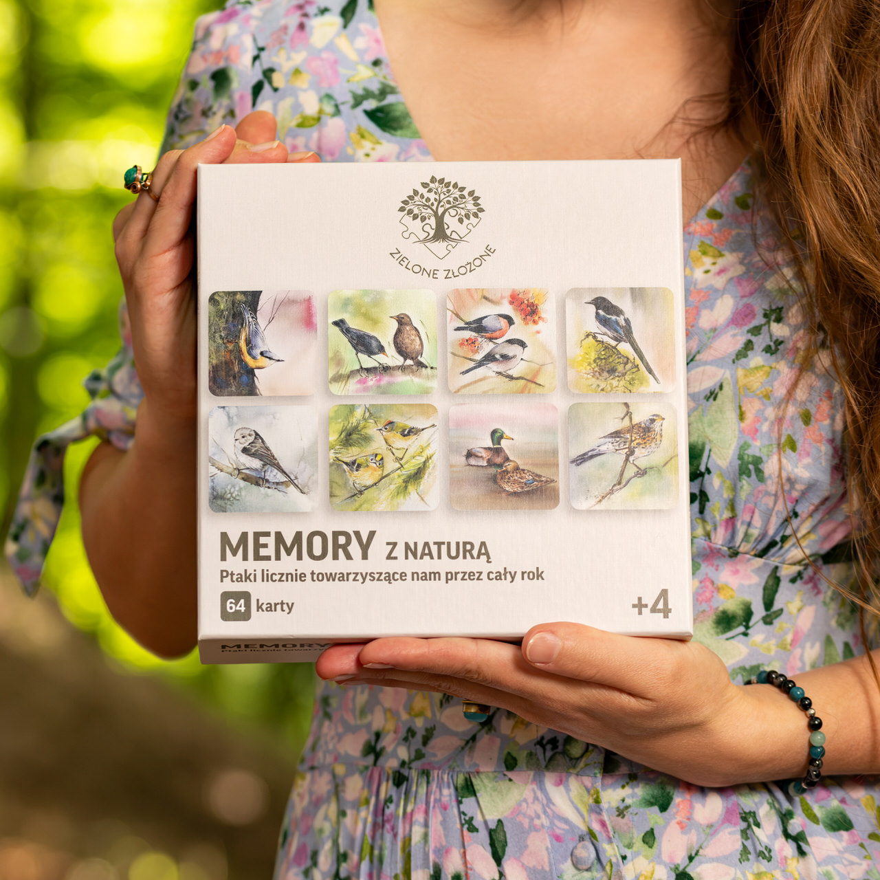 Memory z przyrodą, polska przyroda na kartach, dla rozpoznawania gatunków ptaków i ich płci. Na kartach między innymi: kowalik zwyczajny, kos, gil zwyczajny, sroka zwyczajna, raniuszek zwyczajny, mysikrólik zwyczajny, kaczka krzyżówka oraz kwiczoł.