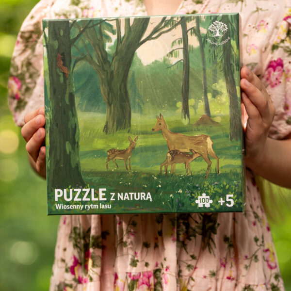 Puzzle edukacyjne dla dzieci, z motywem leśnym, w wiosennej aurze lasu. Sarna europejska z młodymi koźlętami (bliźniakami) między drzewami. Na ilustracji również inne zwierzęta: wiewiórka pospolitam dzięcioł zielony oraz ryjówka aksamitna.