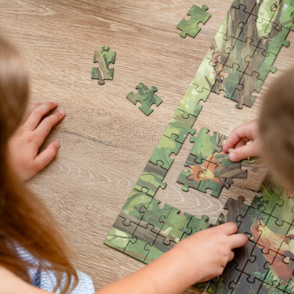 Puzzle dla dzieci, edukacja i zabawa. Puzzle z polskim lasem, florą i fauną. Na ilustracji las oraz lis rudy.