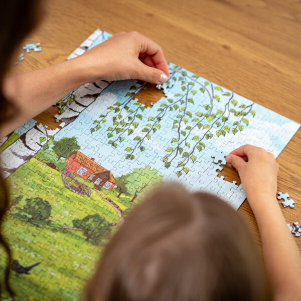 Puzzle przyrodnicze, z krajobrazem wiejskim, tradycyjnym domem, sadem, ogrodem warzywnym, dzikimi zakątkami w ogrodzie oraz ptakami i łąką kwietną.