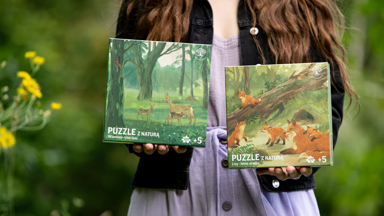 Puzzle przyrodnicze dla dzieci, z ciekawostkami przyrodniczymi, z motywem lasu. Na ilustracjach sarna europejska z młodymi koźlętami oraz lisica z młodymi szczęniętami. Polska przyroda, flora z polskich lasów w tle.