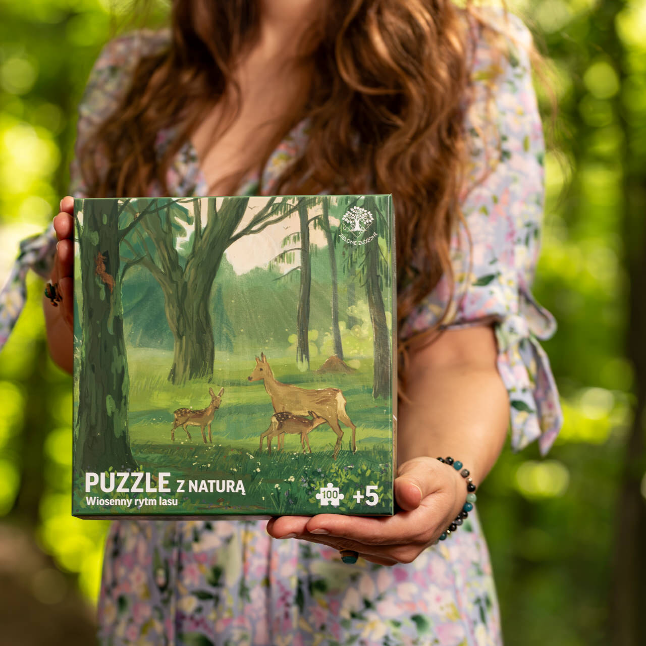 Puzzle o zwierzętach, dla dzieci, z polską przyrodą. Rodzima flora i fauna. Na ilustracji sarna europejska z młodymi koźlętami, w tle polski las, wiewiórka pospolita, dzięcioł zielony, kopiec mrówek oraz ryjówka aksamitna.