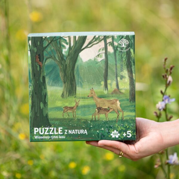 Puzzle przyrodnicze, edukacyjne, dlka dzieci, z polską naturą. Puzzle z motywem lasu, z sarną europejską. Las wiosną z kwitnącym bzem czarnym, czarnymi jagodami.
