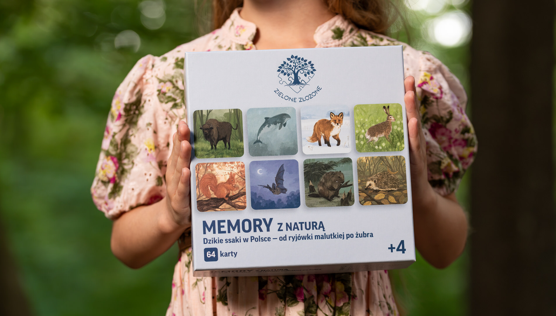 Gra memory, dla całej rodziny, edukacja przyrodnicza, nauka rozpoznawania gatunków dzikich ssaków w Polsce. Karty edukacyjne do nauki, zabawy, edukacji przyrodniczej. Na kartach między innymi żubr europejski, morświn zwyczajny, lis rudy, zając szarak, wiewiórka pospolita, gacek brunatny, bóbr europejski oraz jeż wschodni.