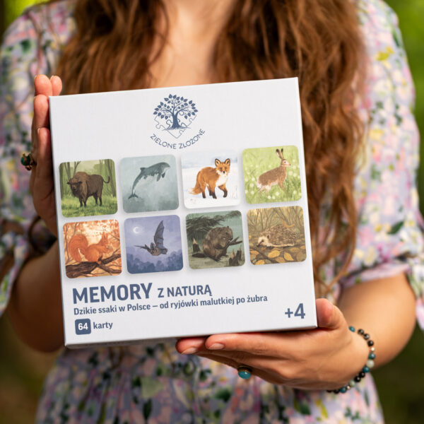 Gra memory z kartami edukacyjnymi, do grania dla całej rodziny i wspólnego spędzania czasu razem. Karty przedstawiają m.in. tchórza zwyczajnego, rysia euroazjatyckiego, niedźwiedzia brunatnego, myszarkę polną, popielicę szarą, królika europejskiego, kozicę tatrzańską, borsuka europejskiego, borowca wielkiego, daniela zwyczajnego.