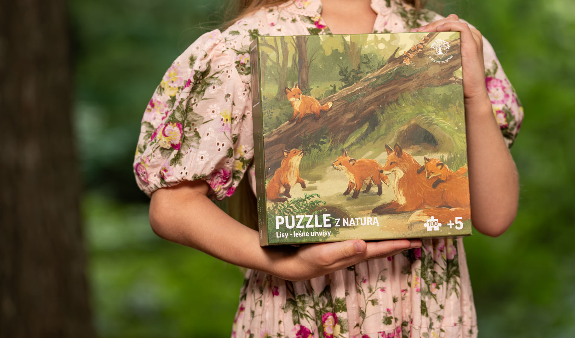 Puzzle przyrodnicze, edukacyjne, kreatywne dla dzieci i seniorów. Puzzle z motywem lasu, przyrody, zwierzętami leśnymi. Na ilustracji lisica z młodymi szczeniętami, nora lisów, powalone drzewa i flora lasu.
