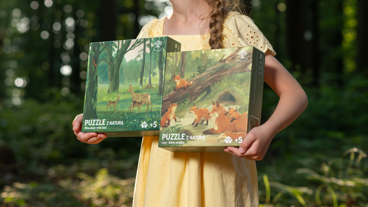 Puzzle przyrodnicze dla dziecka, dla edukacji przyrodniczej, związane z polską przyrodą. Puzzle z leśnymi zwierzętami, dzikimi ssakami takimi jak sarna europejska oraz lis rudy. Puzzle idealne na prezent, dla nauki i zabawy. Puzzle z sarną i młodymi koźlętami w wiosennej aurze lasu oraz puzzle z lisicą i jej młodymi lisiątkami.