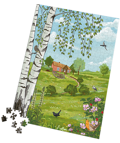 Puzzle przyrodnicze, z polską przyrodą charakterystyczną dla polskiej wsi. W tle dom tradycyjny, wiejski, rustykalny, ogród warzywny, sad, łąka kwietna. Ponadto brzoza brodawkowata, dzika róża oraz ptaki: kos, rudzik, bocian biały, pliszka siwa oraz kopciuszek zwyczajny.