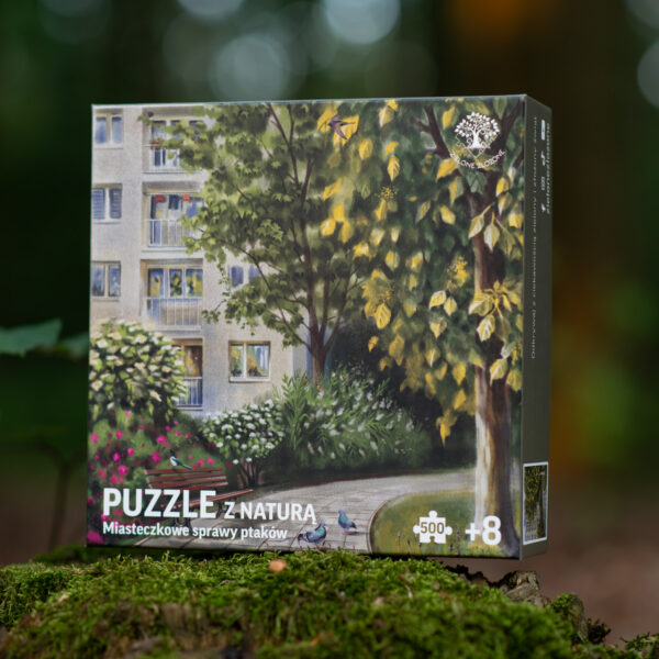 Puzzle z miastem, blokiem, polską przyrodą, alejką, krzewami i drzewami charakterystycznymi dla miejskiej zabudowy. Na ilustracji puzzli ptaki miejskie: gołębie miejskie, sroka zwyczajna, jerzyk, jaskółka oknówka.