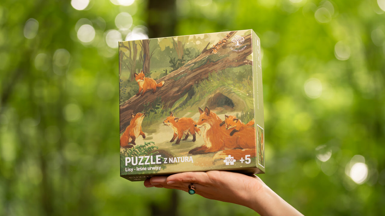 Puzzle z przyrodą polską, do wspólnego układania, nauki i zabawy. Puzzle z lasem, momentem w przyrodzie, gdy mama lisica opiekuje się młodymi szczeniętami. Młode lisy na puzzlach bawią się, wspinają, gonią, zaglądają w zakamarki lasu.