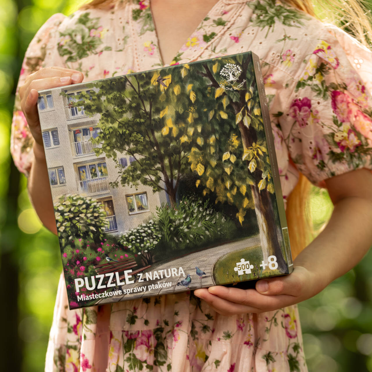 Puzzle z przyrodą dla całej rodziny, gdzie na ilustracji została przedstawiona przyroda w mieście, krzewy i drzewa charakterystyczne dla miejskiej zabudowy oraz miejskie ptactwo z Polski, w tym gołębie miejskie, wróble zwyczajne, sroka zwyczajna, jerzyk, oknówka.