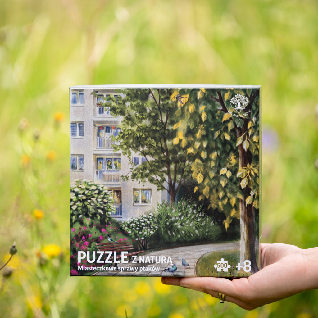 Puzzle edukacyjne, przyrodnicze, dla dorosłych i dla rodzin, do wspólnego układania. Puzzle z miejską przyrodą: lipą drobnolistną, klonem zwyczajnym, ligustrem pospolitym, bzem czarnym, dziką różą, kaliną koralową, stokrotką pospolitą i babką lancetowatą. Na ilustracji miejskie ptaki.