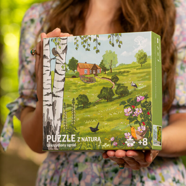 Puzzle z polską przyrodą, na ilustracji polska wieś i dom tradycyjny po przeprowadzce z miasta. Łąka kwietna pełna rodzimej roślinności, która sprzyja ptakom obecnym na puzzlach. Na ilustracji bocian biały, rudzik, kos, kopciuszek zwyczajny, pliszka siwa.