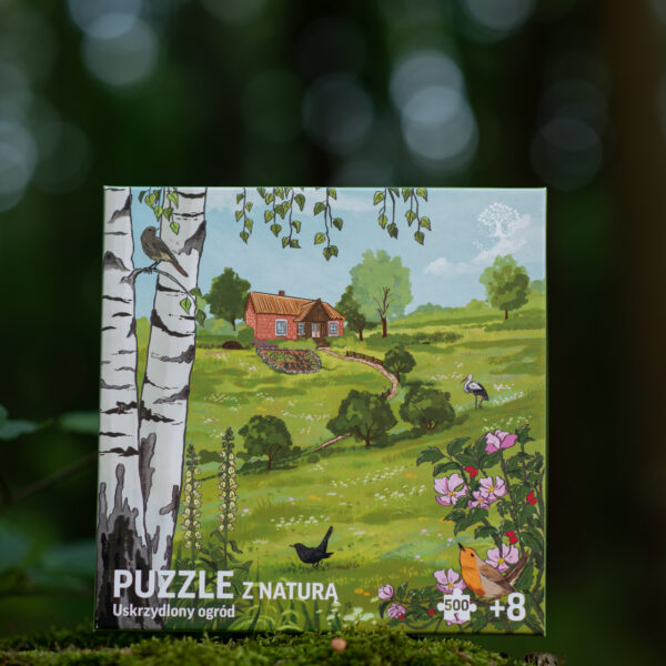 Puzzle z krajobrazem wsi, z kwiatami, łąką kwietną i polską rodzimą przyrodą. Dom na wsi, ogródek warzywny i ptaki takie jak bocian biały, rudzik, kopciuszek zwyczajny, pliszka siwa, rudzik.