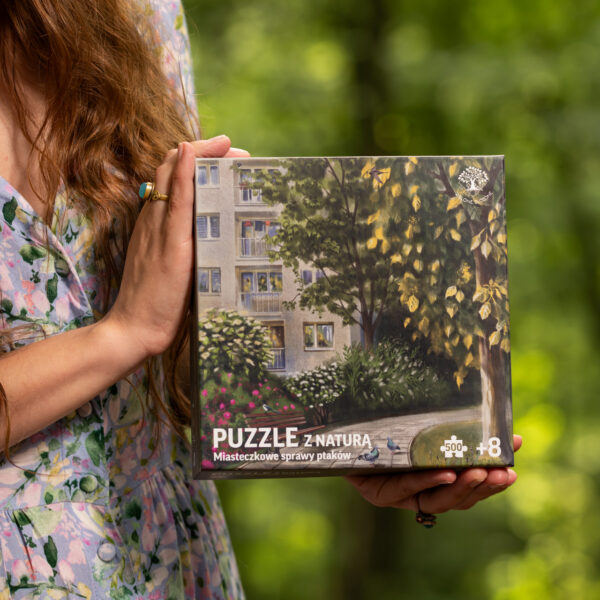 Puzzle z przyrodą, dla edukacji oraz rozrywki. Puzzle z charakterystyczną zielenią miejską oraz ptakami z Polski, które często spotykane są w polskich miastach. Na puzzlach wróble zwyczajne, gołębie miejskie, sroka zwyczajna, jerzyk, oknówka. Blok z balkonami i praniem.