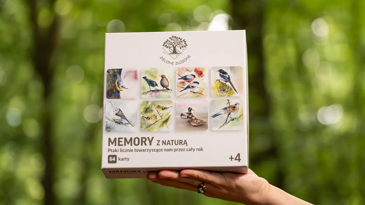 Grar memory, dla całej rodziny, dla każdego pokolenia, dla każdego miłośnika ptaków. Polskie ptaki licznie występujące na kartach, w zestawie mysikróliki zwyczajne, mazurek, pełzacz leśny, dzięcioł duży, dzowniec zwyczajny, gil zwyczajny, sójka zwyczajna, sikora modraszka.