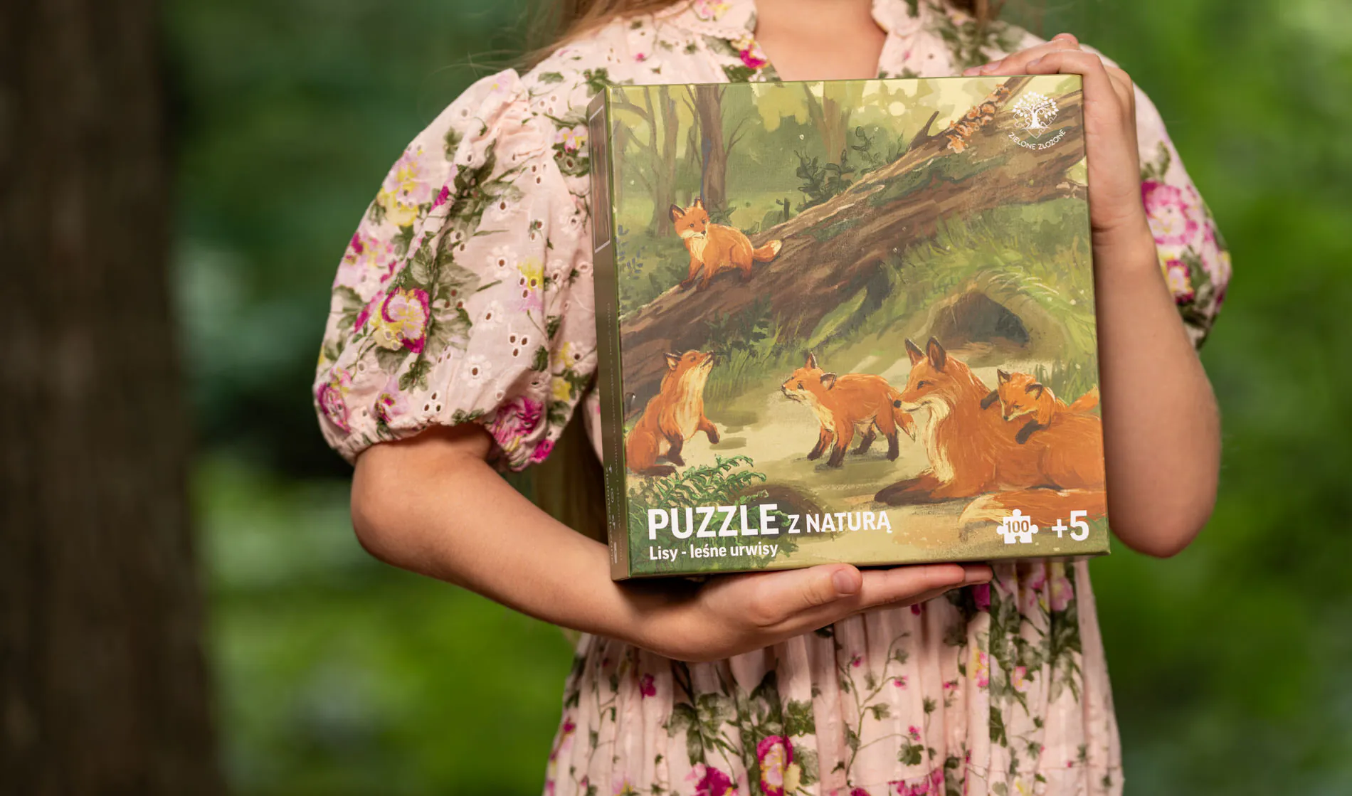 Puzzle przyrodnicze, edukacyjne, kreatywne dla dzieci i seniorów. Puzzle z motywem lasu, przyrody, zwierzętami leśnymi. Na ilustracji lisica z młodymi szczeniętami, nora lisów, powalone drzewa i flora lasu.