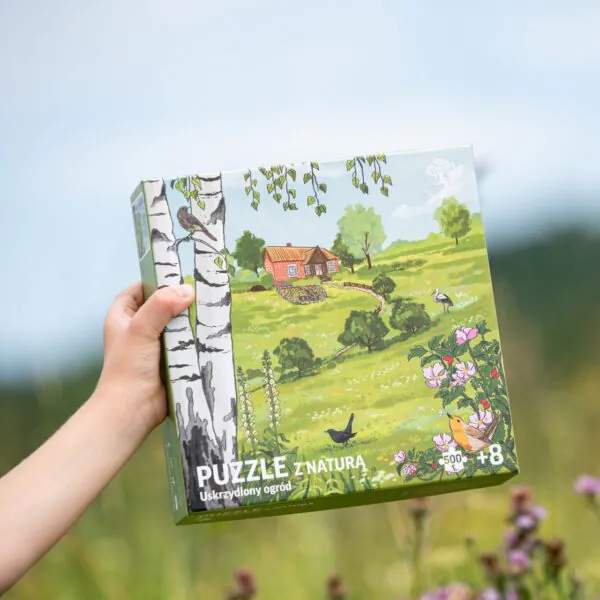 Puzzle z polską przyrodą, na ilustracji bocian biały, rudzik, kos, pliszka siwa, kopciuszek zwyczajny i typowa wiejska zabudowa, z sadem i ogrodem warzywnym.