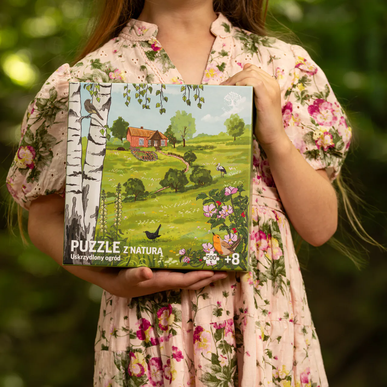 Puzzle przyrodnicze, edukacyjne, o polskiej przyrodzie, polskich kwiatach i roślinności, polskich ptakach. Brzoza brodawkowata, dzika róża, naparstnica zwyczajna, ogród i sad sprzyjające ptakom obecnym w krajobrazie.
