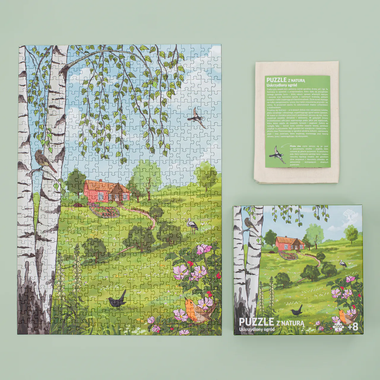 Zielone Złożone Puzzle z naturą Uskrzydlony ogród. Zdjęcie przedstawia co zawiera zestaw tj.: ilustrowane, przyrodnicze puzzle, woreczek bawełniany oraz ulotkę edukacyjną z ciekawostkami przyrodniczymi dotyczącymi fauny i flory z Polski, która została przedstawiona na puzzlach.